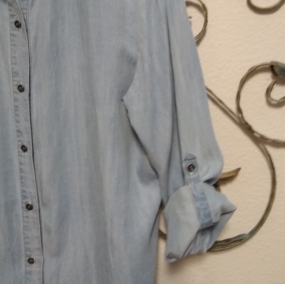 CHELSEA & THEODORE Tencel light blue wash button up shirt, L - Picture 3 of 8